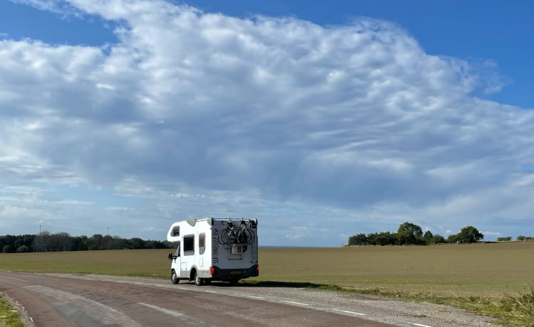 Knaussie – Wunderschöner kompakter Alkoven-Camper mit 4 Schlafplätzen