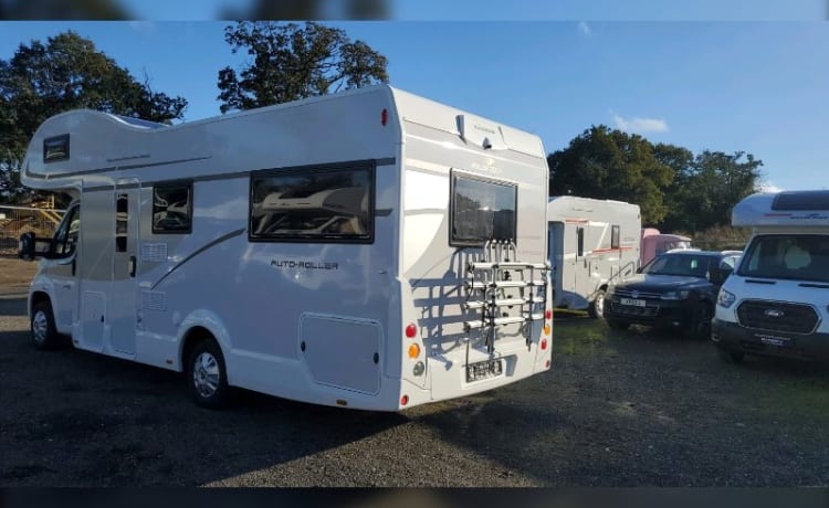 Auto Roller 746 – 2024 Roller Team Auto Roller 746 automatic rear lounge 6 berth + 6 seats 