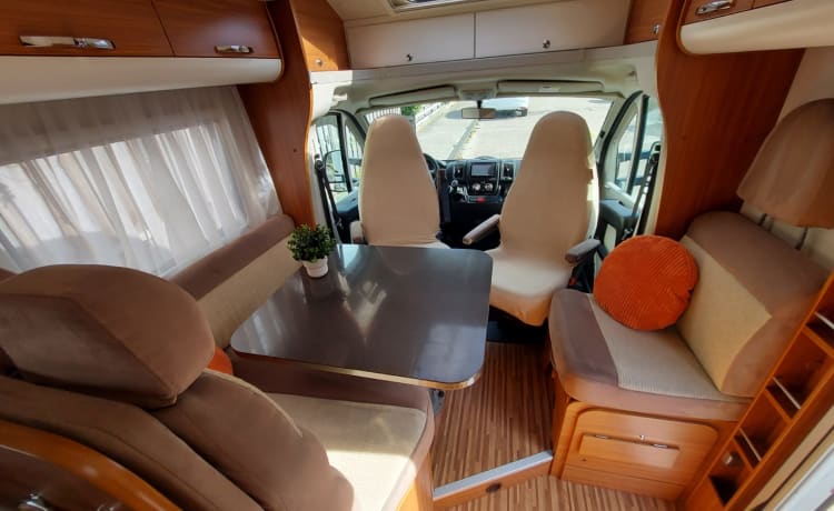 Beautiful spacious 5 p Adria semi-integrated