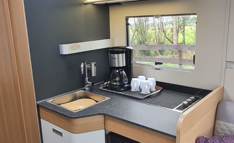 670dc – Very luxurious camper with free-standing bed and plenty of seating space