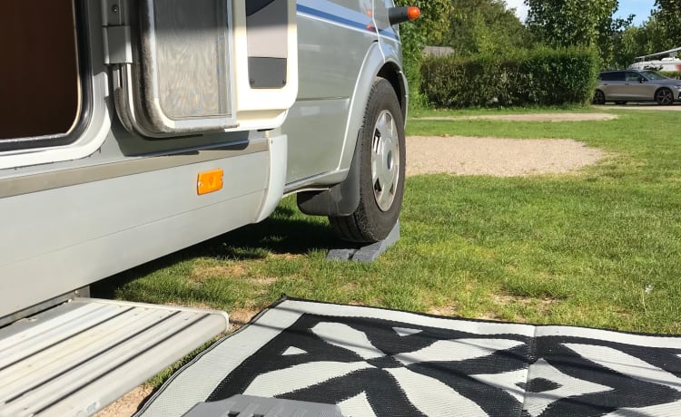 Twee persoons Hymer met lengte bedden 