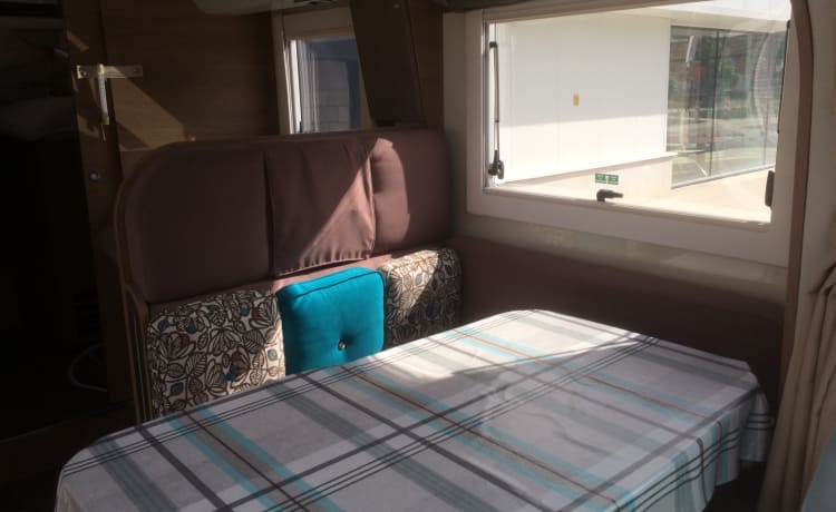 MOBI – Mooie, ruime, betaalbare 2 persoons motorhome in perfecte staat