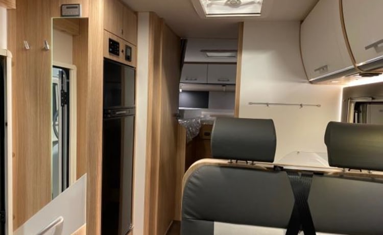 7 – Luxe, riante automaat camper met enkele bedden!