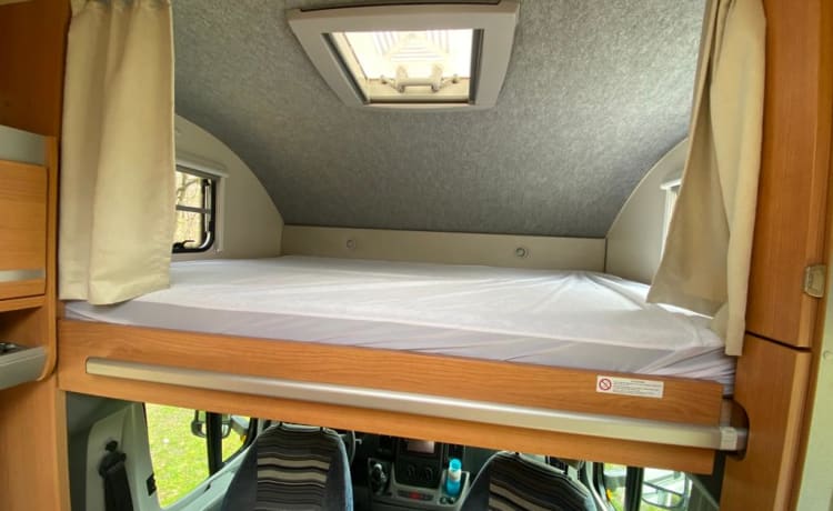 Knausie – Camping-car soigné et compact pour quatre personnes (familial) avec deux lits fixes