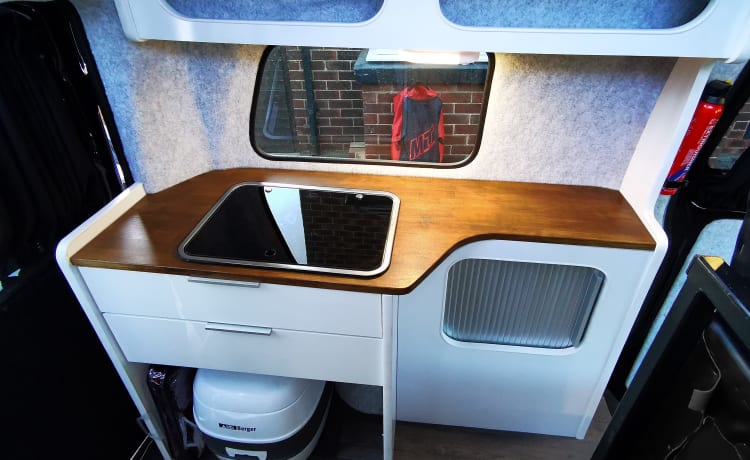 Pop-top Mercedes Camper met grote keuken + Toilet