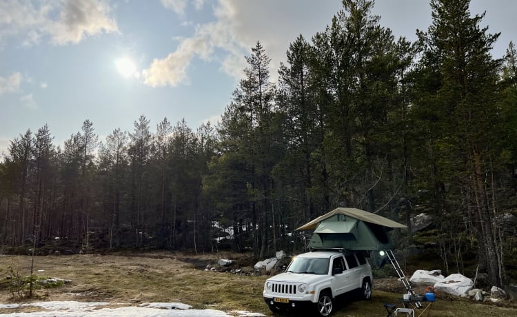 Roof tent adventure with Jeep Patriot and Thule roof tent