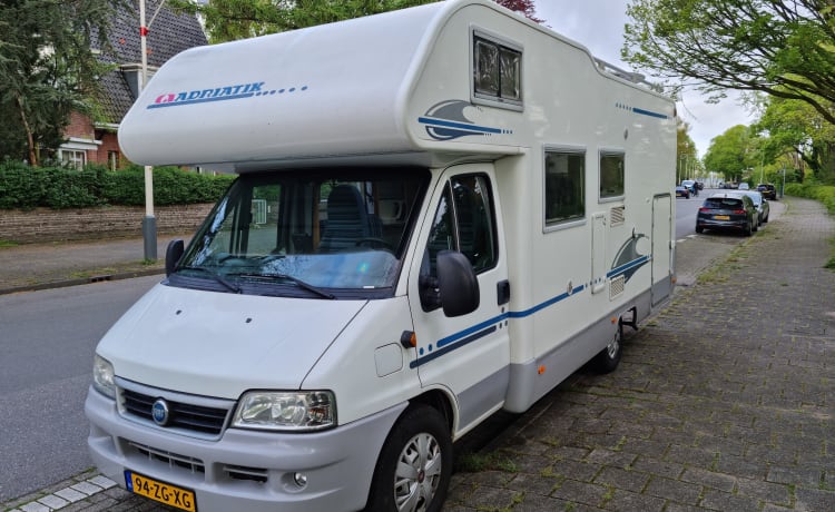 Zeer luxe en ruime 4 persoons Alkoof camper met 2 vaste ruime bedden