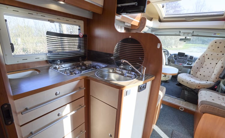 Van alle gemakken voorzien – Beautiful self-sufficient Chausson camper with queen bed  