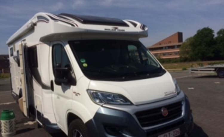 Camping-car familial attendant que la famille découvre l'Europe ensemble