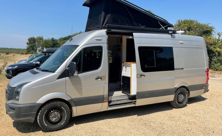 Finley – 'Finley' Luxuriöser VW Crafter Expedition Campervan Aufstelldach für 4 Personen