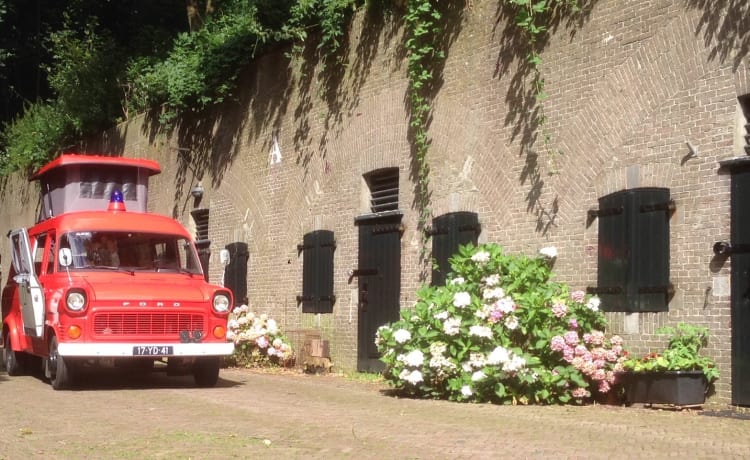 Klassisches Feuerwehrauto Camper 41