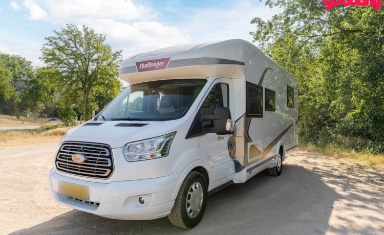 Challenger! – Ruime, moderne en luxe camper met 4 vaste slaapplekken - XL garage