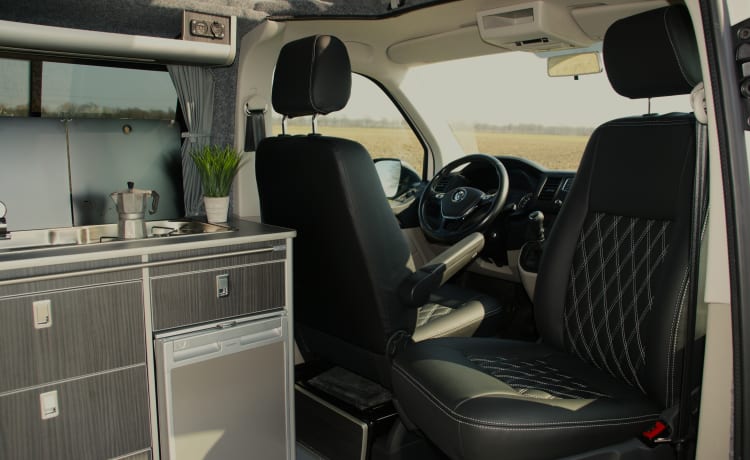 Volkswagen T5/6 5-Personen-Wohnmobil zu vermieten