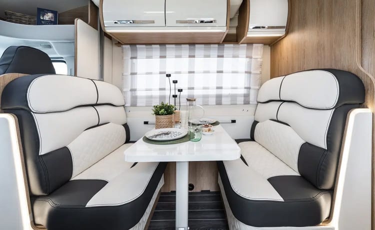 LUX 6 berth & 5 seatbelts – WiFi, 2 TV's, Pets ✅, Bikes ✅, Table & Chairs