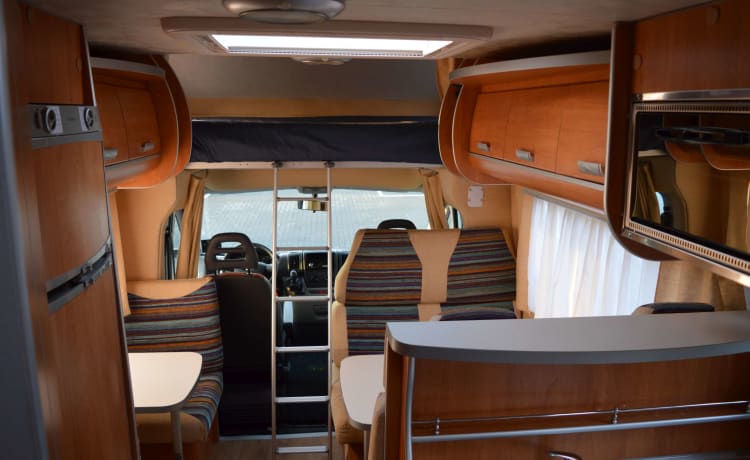 Beautiful complete and very neat 6-person camper (Fiat Ducato Joint S)