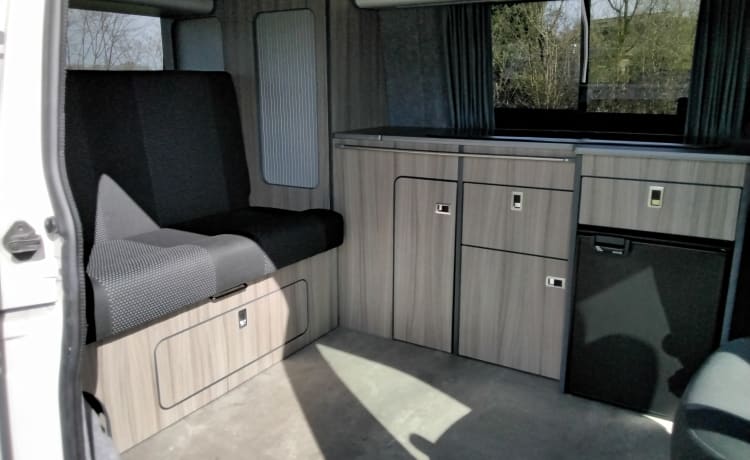 Onze trots – 2p VW Transporter T6 bus camper 2016 with brand new camper furnishings  