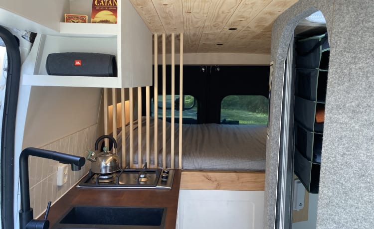 Otis – Super cozy self-build camper