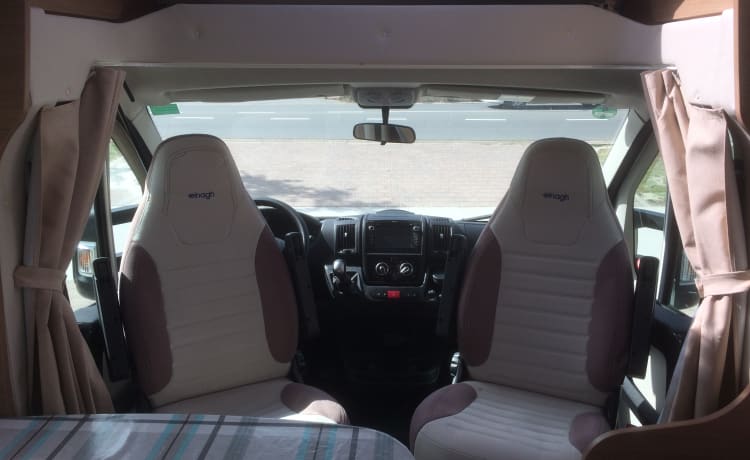 MOBI – Beautiful, spacious, affordable 2-person motorhome in perfect condition