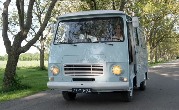 Retro Peugeot J7 with refreshing interior