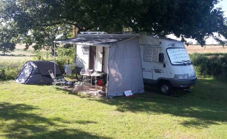 Hymer spacieux pour 4-5 personnes (très adapté aux jeunes familles)