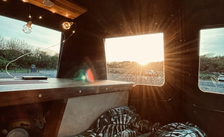 Luna – Beautiful 4 berth Volkswagen Transporter campervan