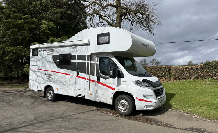 HARRY – Sleep 4 in comfort and luxury in our Sunlight A68 (2019)