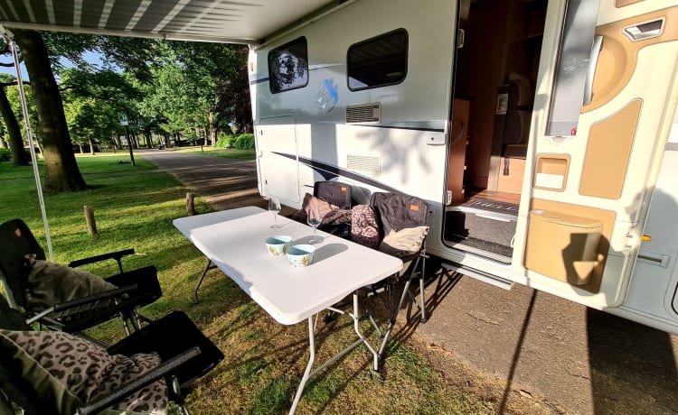 Birdy – Great camper with 4 fixed beds for family or events - XL garage