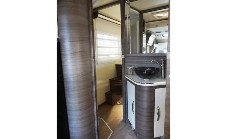 Poseidon – Incantevole grande camper per 4 persone - versione di lusso McLouis.