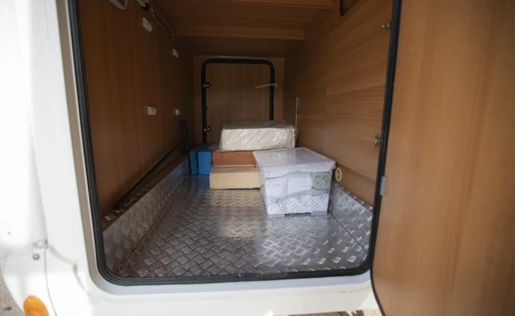 Half-integrated 4 personen camper uit 2013