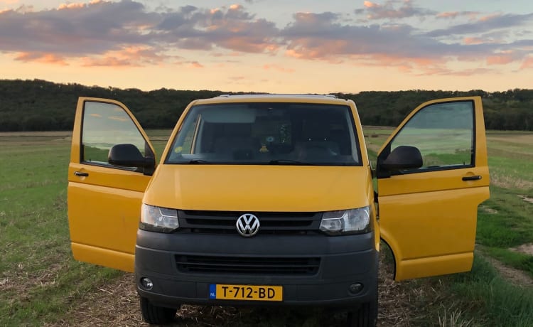 VW Transporter T5 gele bus met modern interieur 