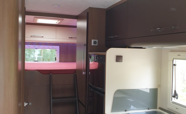 RollerTeam2 – Luxury Rollerteam camper, 5 belts and lots of storage space, fully furnished