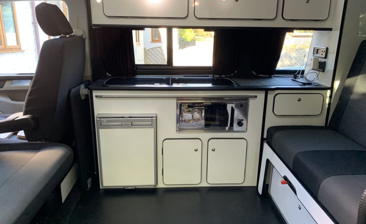 RV6 – Luxe, stijlvolle, comfortabele, automatische DSG VW T6 Highline camper.