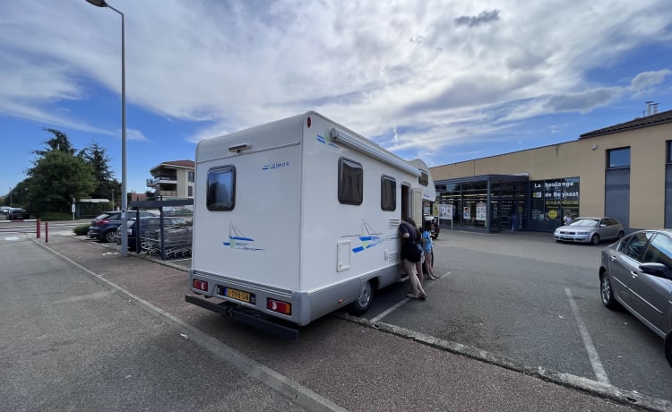 Luxurious neat family camper, 6 seats + belt, fully furnished