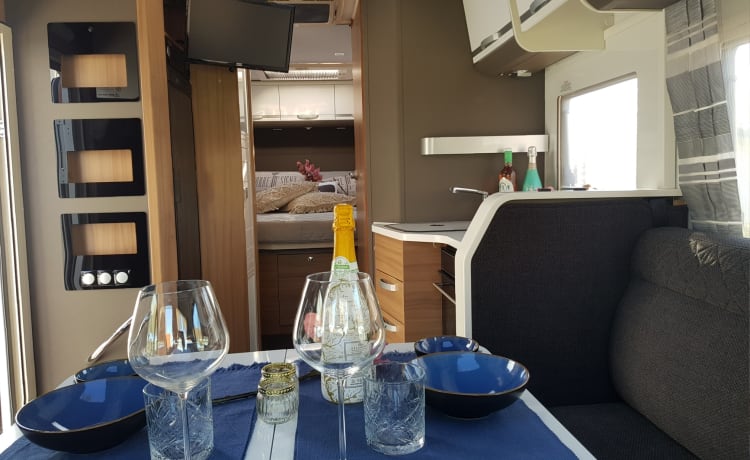 Adriaantje – LUXURY RV with QUEENSBED 4 pers