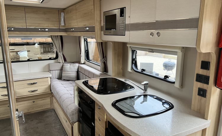 Eddie – Camper di lusso con 4 posti letto 