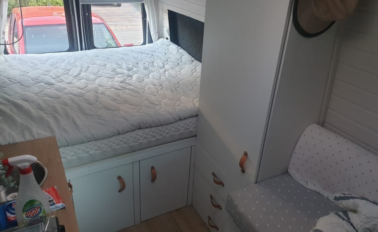 Jazzy – Volkswagen LT35 campervan from 2004, for 2 people