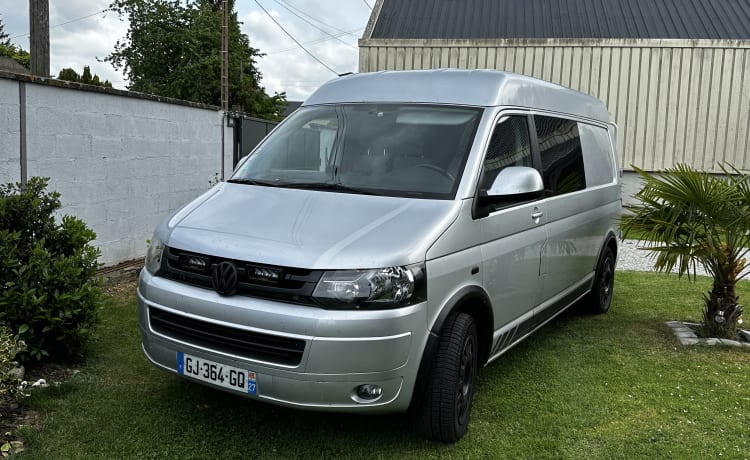 Van et services – T5 Camper ausgestattet mit 4motion und angehoben