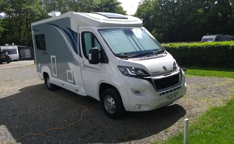 Daizy – Gloednieuwe luxe camper uit 2022, perfect voor 2 personen