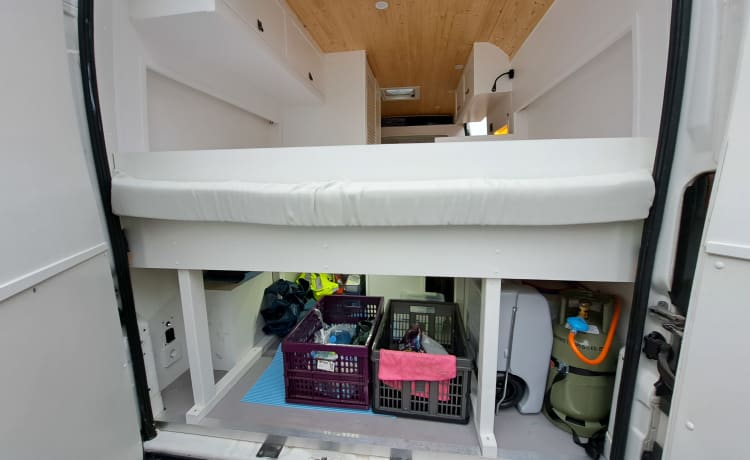 Peu – Nice self-build bus camper off grid