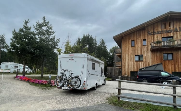 Camping-car Pilote de luxe spacieux pour 4 personnes, nombreux extras, lit Queen, demi-intégral, 2013