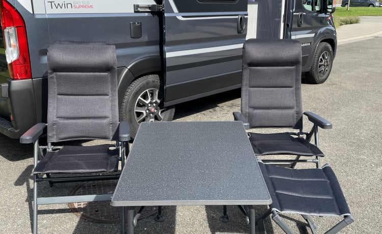 Adria Twin Supreme – Comodo autobus camper con cambio automatico + vignetta svizzera