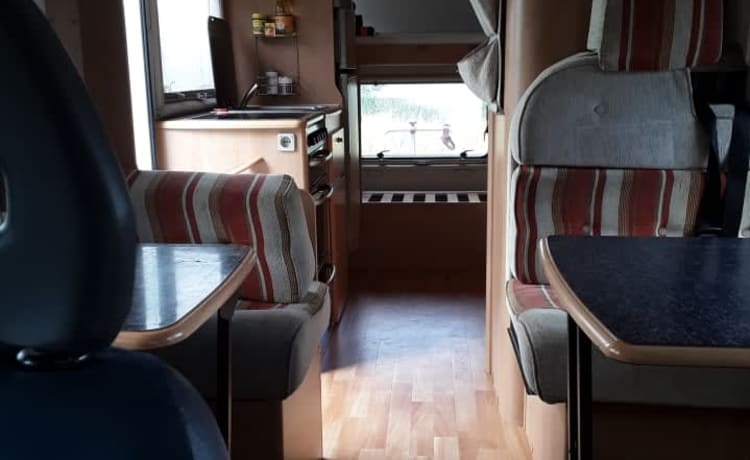 JoEliday – Spacious family camper with oven and air conditioning