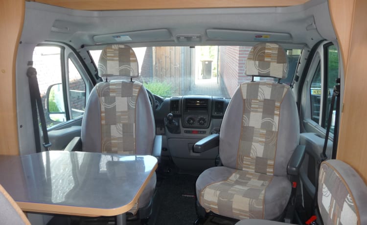 Joli camping-car compact pour 4 personnes.