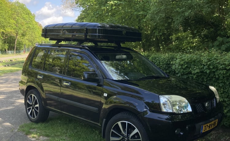 Tenda da campeggio per auto sul tetto di un suv in montagna