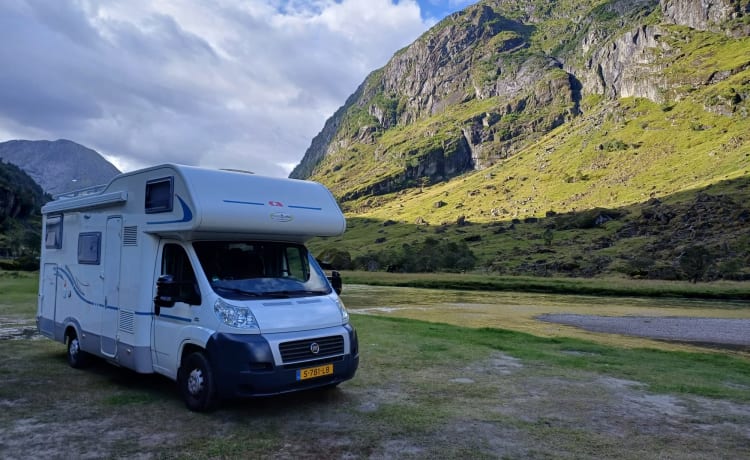 Family camper with XL garage and a cozy sitting area! (6Person)