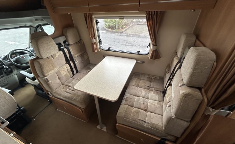 Jeffy – 6 posti letto Swift 686, Fiat Ducato - INCLUDE ASSICURAZIONE