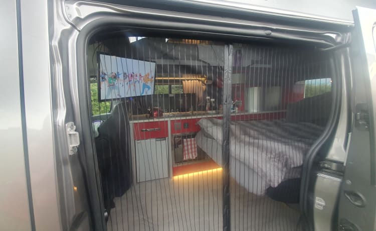 Betty – Betty op maat gemaakte full off-grid 4-persoons Vauxhall vivaro campervan uit 2017