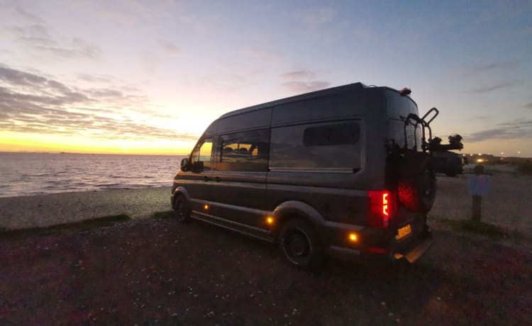 Simon – 4 persoons Volkswagen Crafter luxe campervan