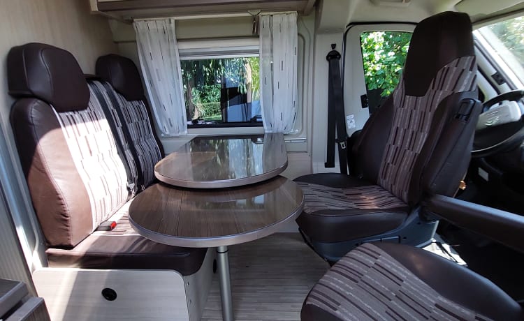 Mooie Pössl camper 640 met lengtebedden