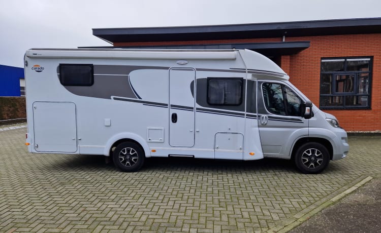 LUXURY & NEW CAMPER CARADO T448 WITH SINGLE BEDS